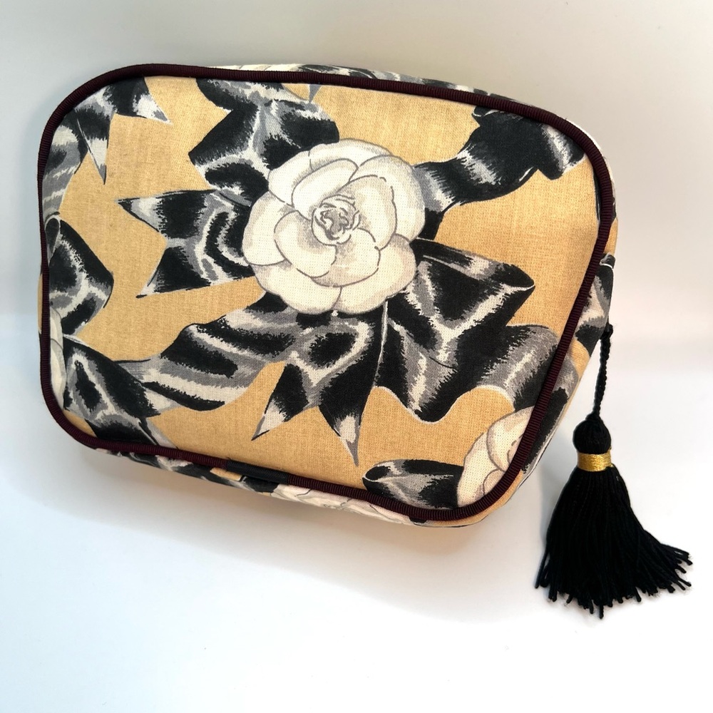 CHANEL Retro Camellia Makeup Gift-With-Purchase Bag With Tassel - Picture 10 of 14